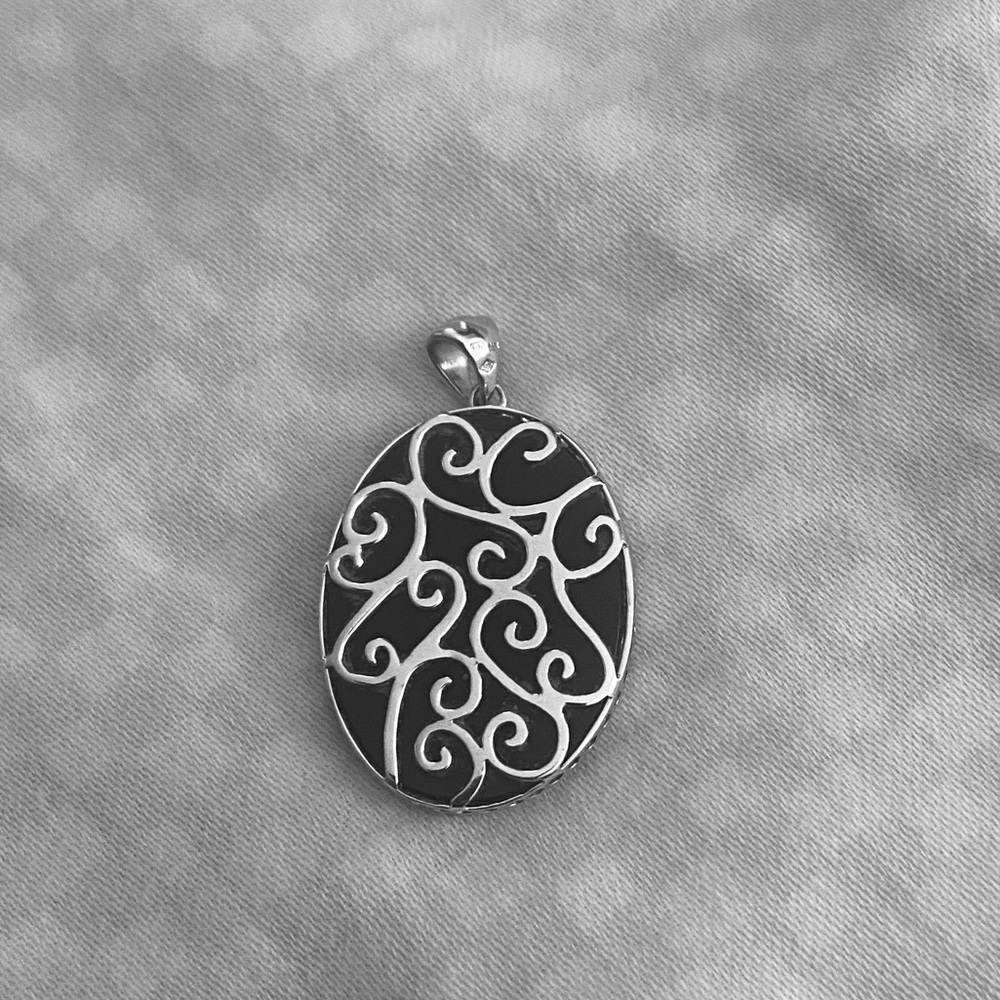 White gold and onyx floral pendant - Picture 2 of 7
